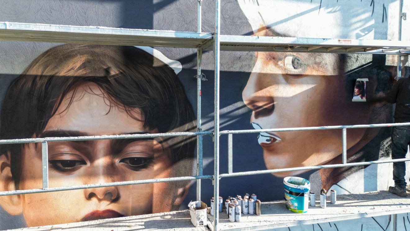 Nadia Comăneci, celebrată printr-un mural spectaculos în oraşul natal: „10 pentru Oneşti”