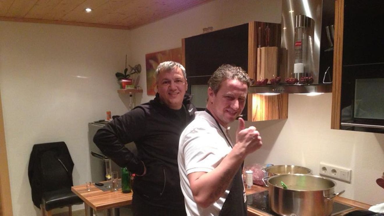 FOTO: Reghe a trecut la cratiță! Surpriză, gătește pentru dușmanul lui Gigi Becali!