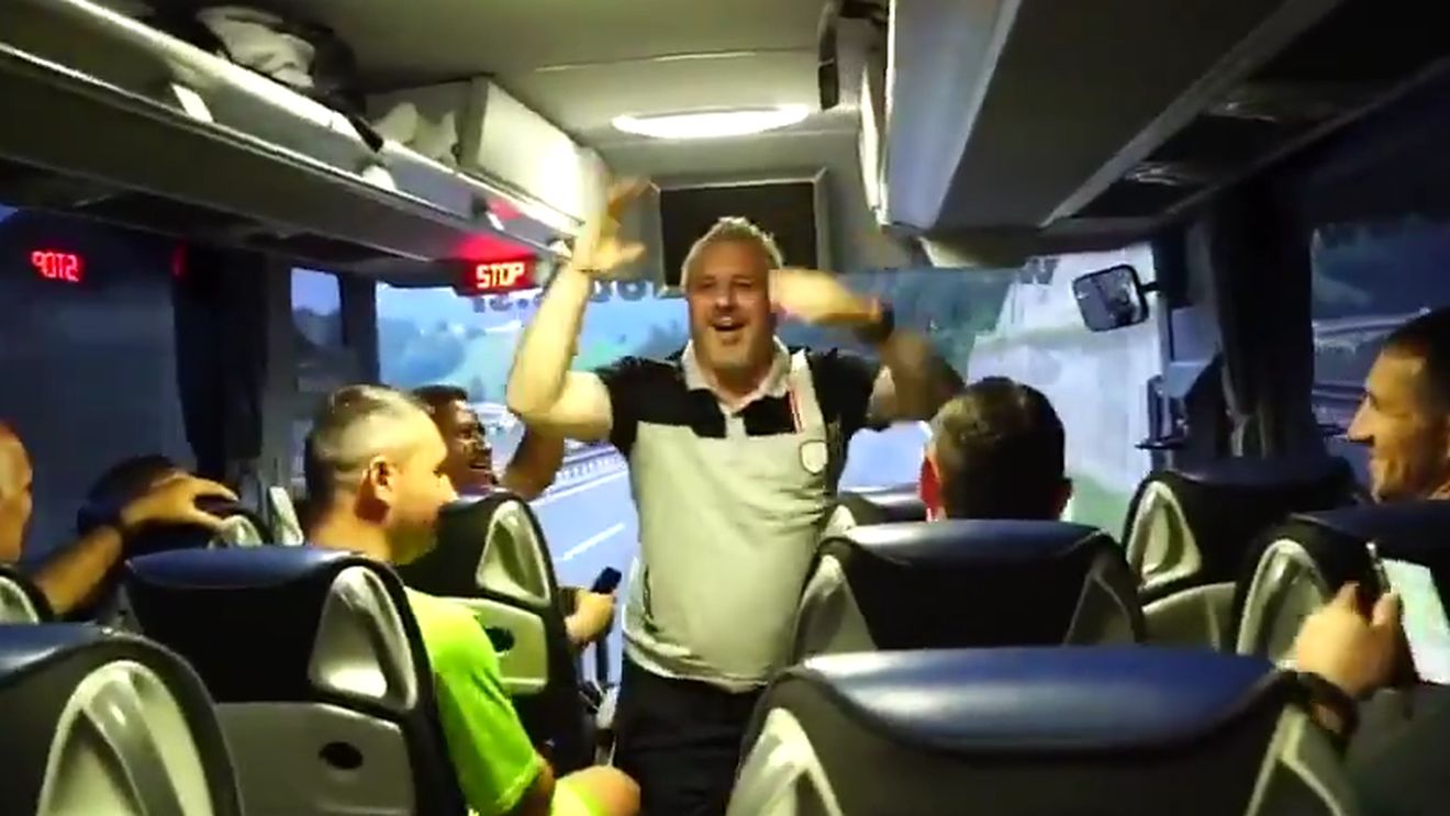 Șumudică și Budescu i-au cucerit definitiv pe arabi. VIDEO | Spectacol total în autocarul echipei