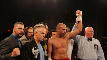 SENZAȚIONALĂ‚ PERFORMANȚĂ‚! Omul care a emoționat o lume întreagă:** are o singură mână, dar a câștigat meciul său de debut în lumea boxului