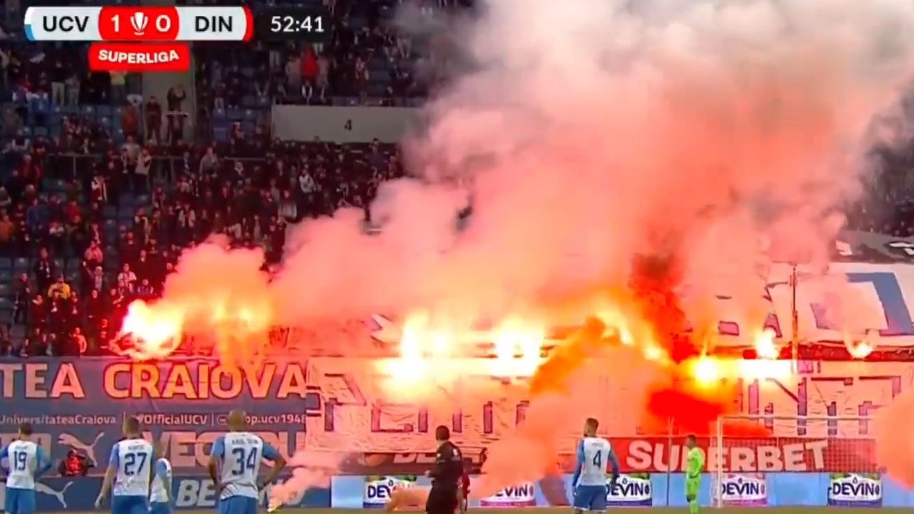 Show pirotehnic în Bănie! Torțele au ajuns pe teren și au oprit derby-ul Universitatea Craiova - Dinamo | FOTO
