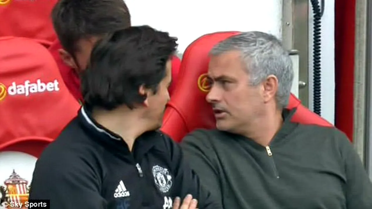 VIDEO GENIAL | Momentul în care Mourinho îl intreabă pe Carrick în timpul meciului de ce cântă fanii lui United un anumit cântec: 