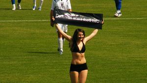 VIDEO / Femeile se "încălzesc" pentru Euro