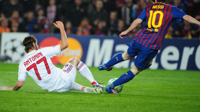 Atât DE BUN e Messi! "Noroc că nu dăm peste el și acolo!" :)** Super fotbalistul care s-a SĂ‚TURAT să fie driblat de starul Barcelonei