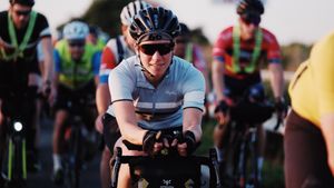 O cercetătoare de cancer devine prima femeie care câștigă cursa de 4000 km! Fiona Kolbinger a pedalat 10 zile pentru a traversa continentul de la est la vest! 