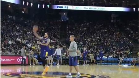 VIRALUL ZILEI | A trimis mingea prin inel, de la jumătatea terenului. Era cu spatele la coș și a lansat peste cap! Execuția prin care "cel mai bun shooter din istorie" a uimit la un antrenament cu public