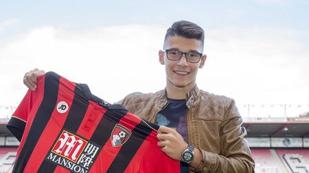 România va avea un nou fotbalist în Premier League, la doar 20 de ani. INTERVIU | Alex Dobre l-a uimit pe Eddie Howe la Bournemouth și e gata să debuteze: "Mă antrenez de două ori pe zi ca să fiu peste ei, nu la fel ca ei"