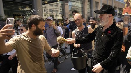 Acuzații grave la adresa lui Gigi Becali: ”Consideră că pe Dumnezeu îl poți cumpăra cu bani. La fel mântuirea și credința”