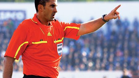 Ei când vor să fluiere, fluieră!** ProSport a sintetizat culisele unui campionat decis de greșeli mari de arbitraj