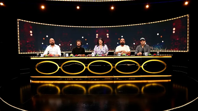 Amna și Piticu au acceptat să intre în competiția ”Stand-Up Revolution”. Cântăreața le-a lansat juraților o provocare muzicală, iar artistul le-a făcut un dans surpriză