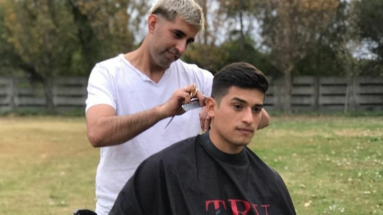 Viața unui frizer argentinian s-a schimbat total, după ce a așteptat 4 ore în fața casei lui Lionel Messi: „Mi-am luat bagajul, toba și am mers mai mulți kilometri pe bicicletă”