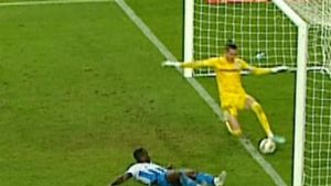 Fază controversată în Universitatea Craiova - Hermannstadt: a trecut sau nu mingea cu toată circumferința de linia porții lui Lung jr. în minutul 90+2?!