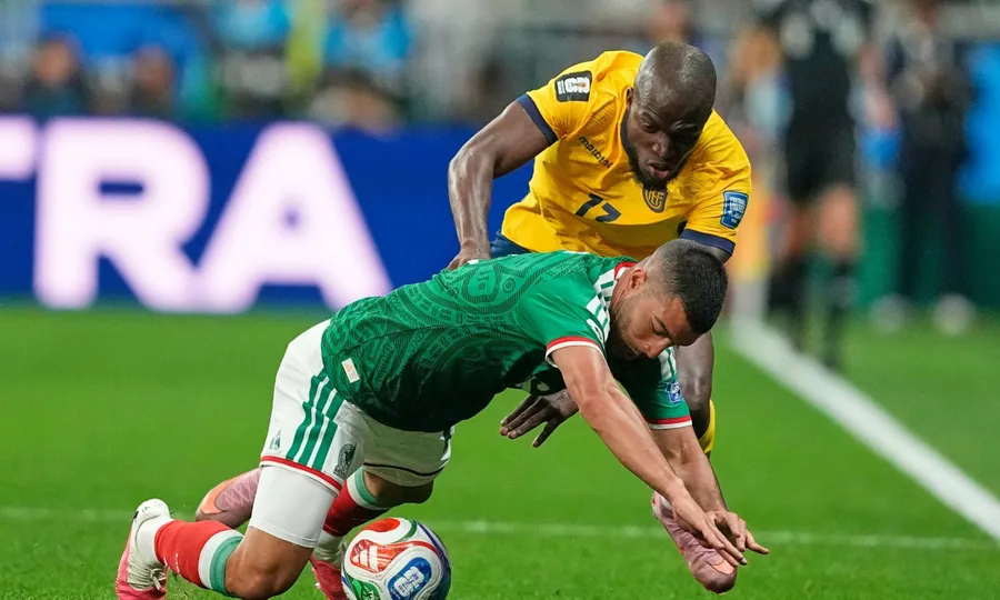 POSEDAȚI de fotbal într-o frenezie seducătoare! Mexic - Ecuador 2-0 la Cupa Mondială, meciul amânat de FIFA o oră. Cronică de Gabriel Berceanu