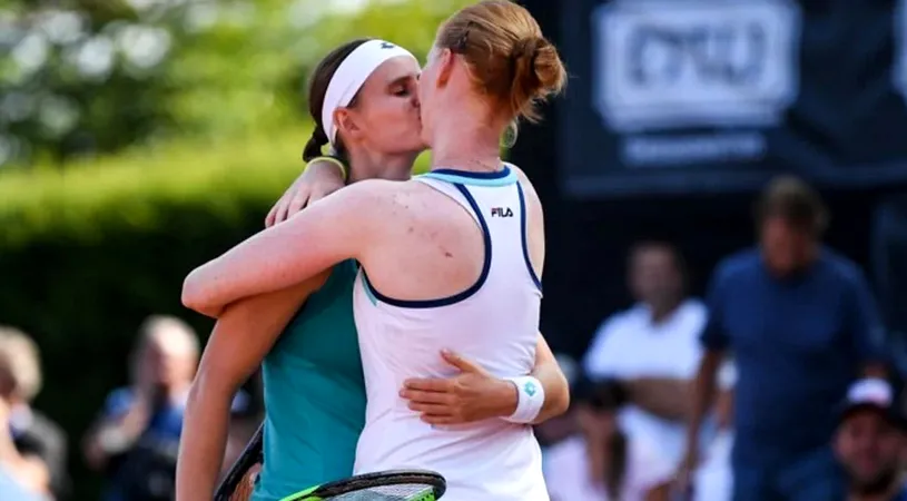 Jucătoarele care s-au sărutat peste fileu la un turneu de tenis și-au oficializat relația! Reacția WTA după logodna celor două | GALERIE FOTO