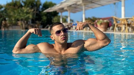 Credința, foamea și munca, secretele celui mai controversat cântăreț român de la Untold. Gabriel Gavriș, alias Gheboasă, a jucat fotbal în tricoul roș-albastru: „Mi se spunea Bănel Nicoliță!”