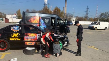 Sora de 9 ani a „Reginei Europei” la drift e cea care îi pregătește mașina înaintea concursurilor