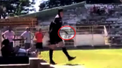 Scene incredibile pe terenul de fotbal! VIDEO | Arbitrul s-a bătut cu un jucător, apoi a mers pe banca de rezerve și a scos pistolul. Ce a urmat
