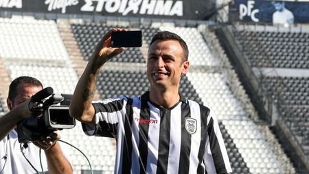 Se întâmplă când un bulgar e eliminat: supărat pe presa din Grecia, Berbatov și-a luat singur un interviu. Ce s-a întrebat și ce și-a răspuns :)