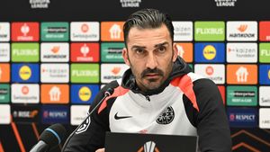 Charalambous aşteaptă transferurile de titlu promise de Gigi Becali