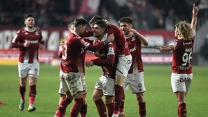 Fostul mijlocaș de națională de la Rapid a fost prezentat oficial la noua echipă: „Mult succes în tricoul roș-albastru!”