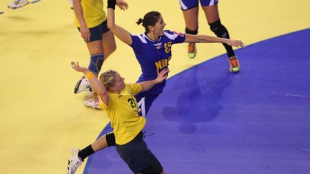 EURO 2014 | Florina Chintoan a dat cu piciorul la contracte cu echipe mari pentru o dragoste fără măsură: U Cluj-Napoca. "Fac handbal cu zâmbetul pe buze, pentru mine contează foarte mult să fac alegerea cu sufletul"