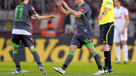 Un stadion întreg, luat la mișto!** Au recurs la "Schnick Schnack Schnuck" pentru a decide executantul unei lovituri libere VIDEO