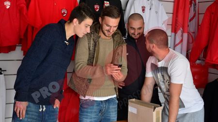 FOTO | Dinamoviștii au intrat deja în febra derby-ului cu Steaua: jucătorii lui Stoican au vândut bilete pentru marele meci