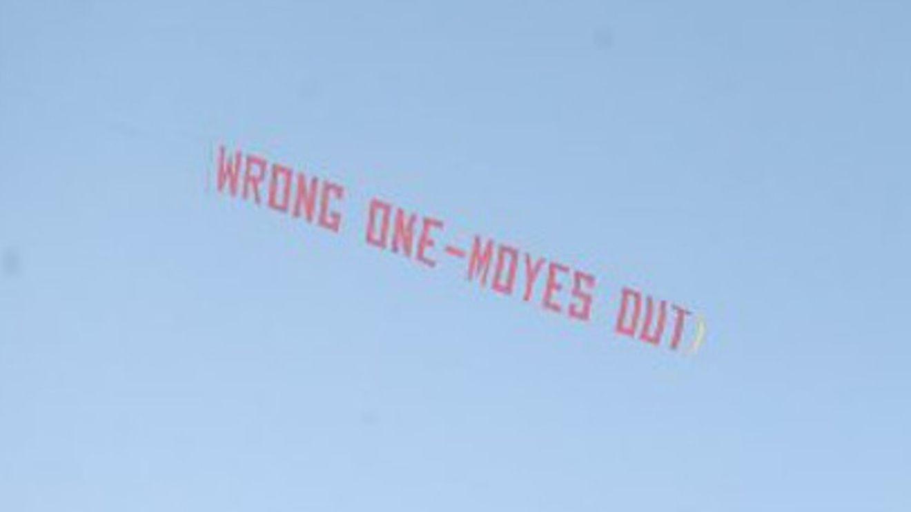 "Moyes afară". Bannerul de protest al fanilor lui United a zburat deasupra stadionului Old Trafford 