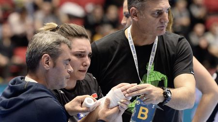 SCM Rm. Vâlcea termină anul în frunte în România. Corona Brașov și CSM București completează podiumul. Accidentare horror la meciul din „Polivalentă”: Adina Cace a ajuns la spital!