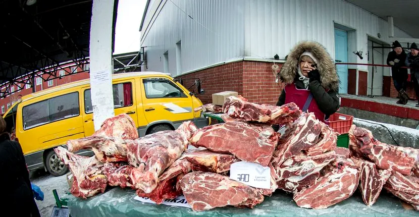 În interiorul uriașului târg de carne din Rusia, unde rușii se adună pentru a cumpăra părți misterioase de animale