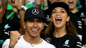 Lewis Hamilton nu a uitat-o pe frumoasa Nicole Scherzinger. Noua iubită a pilotului seamănă izbitor cu artista, doar că este cu 20 de ani mai tânără | GALERIE FOTO
