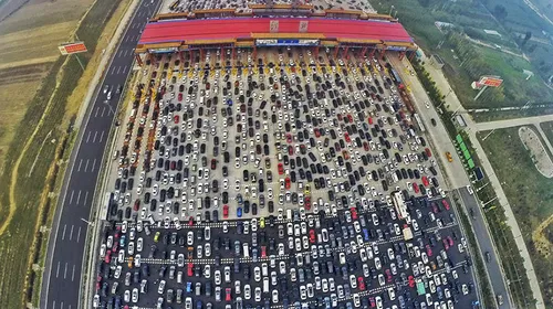 Te plângi de aglomerație în trafic? VIDEO INCREDIBIL | Cum arată un blocaj pe autostrada cu 50 de benzi
