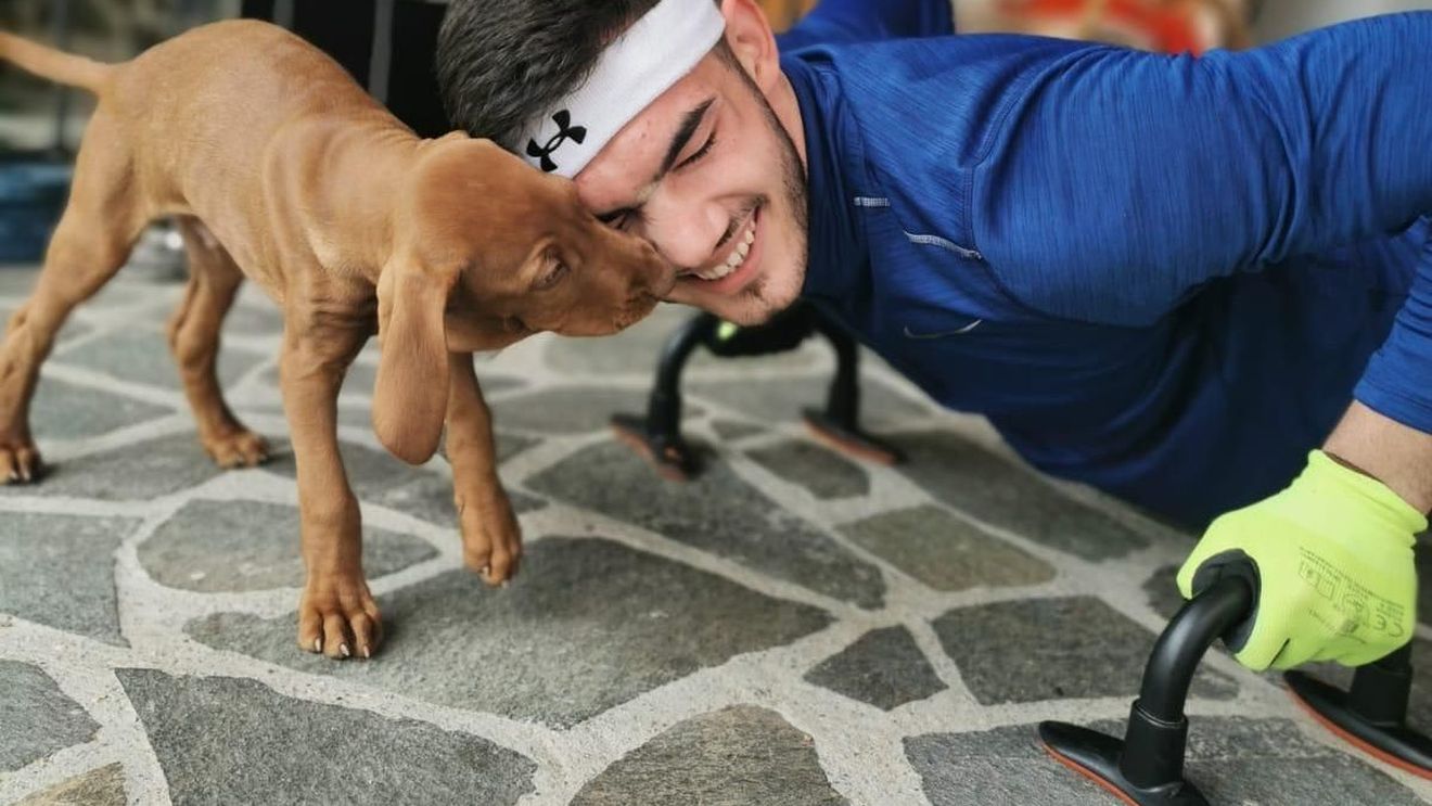 De când stă în izolare, e băiatul bun la toate în casă | GALERIE FOTO