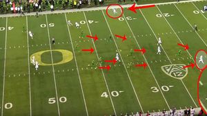 Pur și simplu GE-NI-AL! Faza anului în sporturile de echipă! VIDEO Cum să alergi după o minge care de fapt e în cealaltă parte a terenului