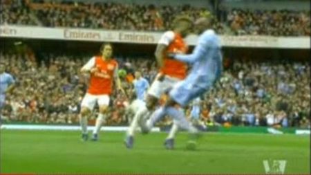 VIDEO Pantilimon și-a pus mâinile la ochi!** Balotelli a comis un fault prea BRUTAL și pentru Premier League!