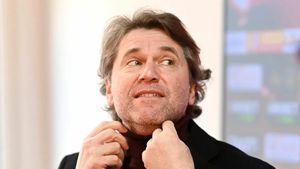 Cum arată, la 56 de ani, femeia care i-a sucit mințile lui Florin Răducioiu. Eugenia Ștefan a plecat de douăzeci de ani din țară | FOTO