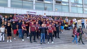 Marius Șumudică le-a susținut pe handbalistele de la Rapid și a sărbătorit cu fanii după victoria cu Storhamar: „Nu mai am voce!”