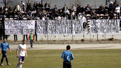 Membrii Asociației Fan Club FC Argeș protestează
