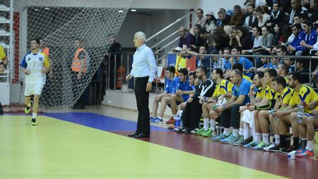 Să vezi și să nu crezi. Banca tehnică a României nu a avut ecusoane la meci. Acestea au fost confecționate ad-hoc, cu pixul