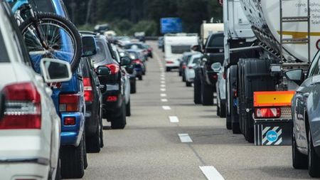 Are soluția pentru a debloca traficul auto din România! „De-asta stăm ca fraierii și ne blocăm unii pe alții”. Ce e „Regula fermoarului”