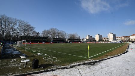 E gata, dar nu chiar de tot! Stâlpii și reflectoarele nocturnei de la stadionul din Superliga sunt în portul Constanța