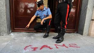FOTO** Teroare la Torino! Bombe și amenințări cu moartea: "Pleacă, porcule!"