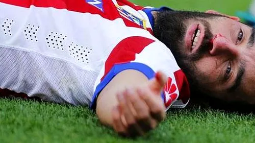 FOTO | Arda Turan, la un pas de tragedie. Mijlocașul lui Atletico Madrid a rămas nemișcat pe teren în meciul cu Malaga. A dat apoi o pasă de gol
