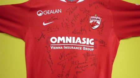 Gloriile "câinilor", unite pentru o cauză nobilă!** Cum poți cumpăra tricoul cu semnăturile lui Demollari&co