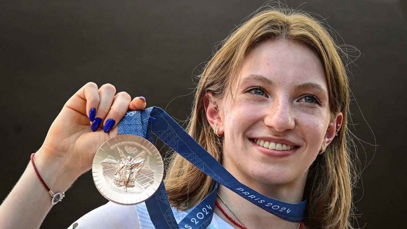 „Ana Bărbosu i-a luat medalia de bronz lui Jordan Chiles, dar nu a depăşit-o pe colega ei din lotul olimpic”. Unul dintre cele mai mari site-uri care scriu despre sportul american e surprins de ierarhia FRG, în care Sabrina Voinea a terminat pe primul loc în România