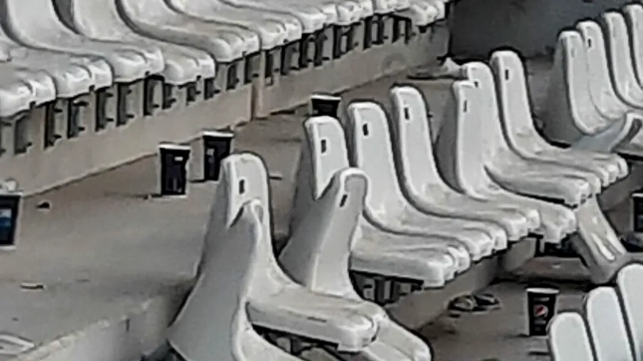 Stadionul Arcul de Triumf, vandalizat de fanii dinamoviști la primul meci de fotbal pe acest teren! Scaune rupte și mizerie lăsată de jucători | FOTO EXCLUSIV