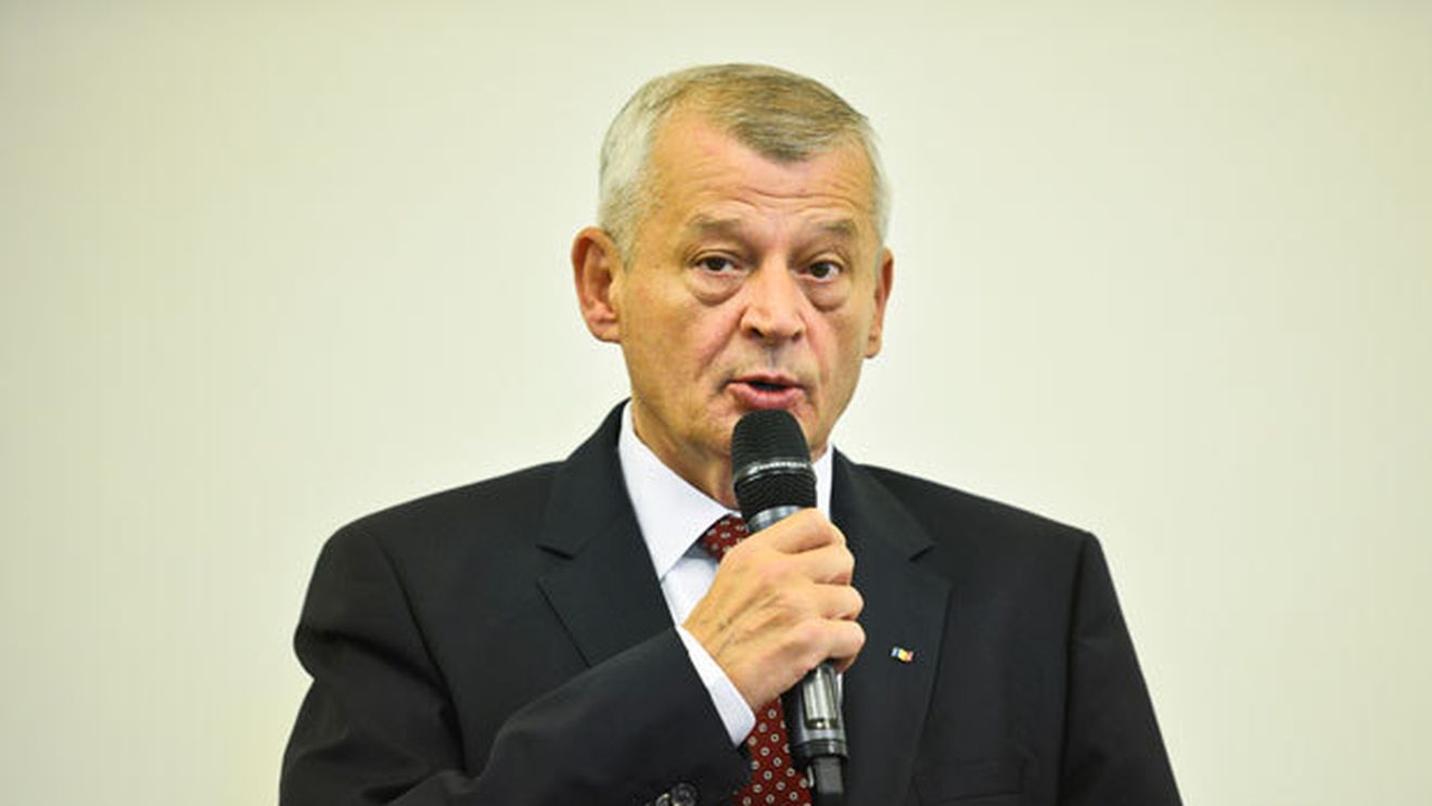 Oprescu scapă Oltchim:** "Vreau doar să salvez onoarea de a fi român!" Primarul Capitalei a găsit resursele pentru planul său: "De unde am bani? Eh, uite, am!"