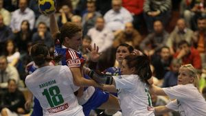 PARANORMAL!** Vâlcencele revin după ce au fost conduse la 4 goluri: 35-31, cu Gyor! Trimite-le mesajul tău