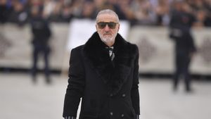 „Minunea” lui Gigi Becali din Catedrala Mântuirii Neamului. Unii și-au dat coate, alții au amuțit când l-au văzut: „M-a bufnit plânsul!”