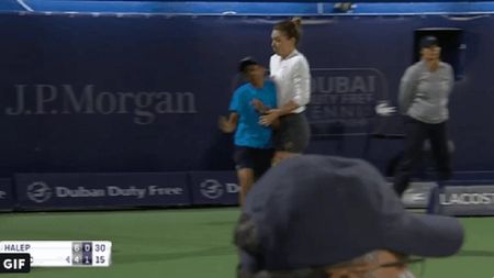 "Ai grijă!". VIDEO | Simona Halep a oferit un moment amuzant în meciul cu Bencic, care s-a viralizat rapid